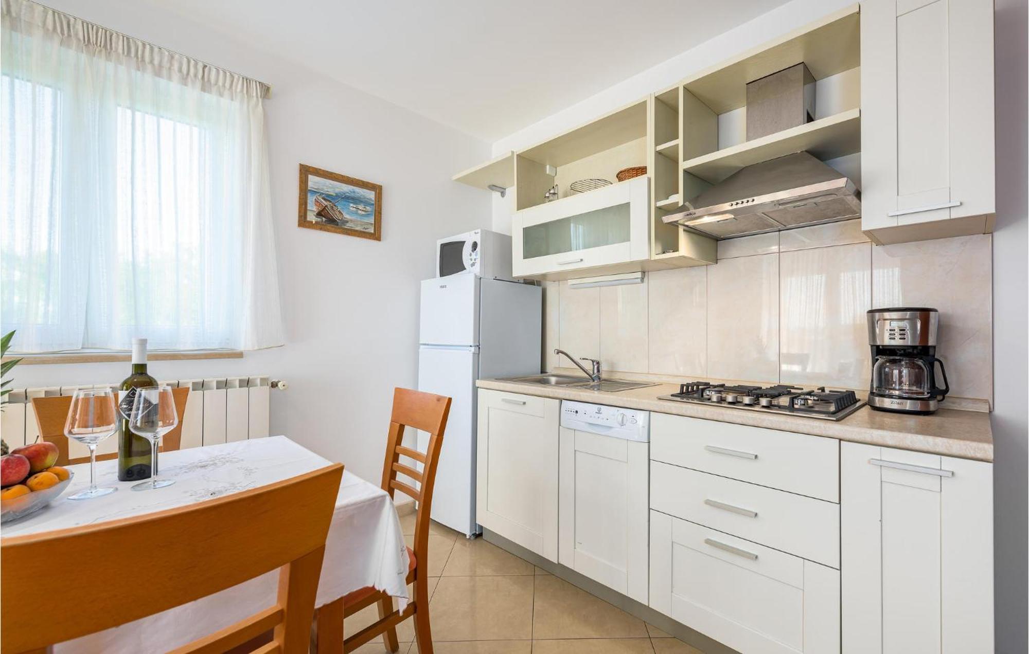 Lovely Apartment In Basanija With Kitchen Bagian luar foto